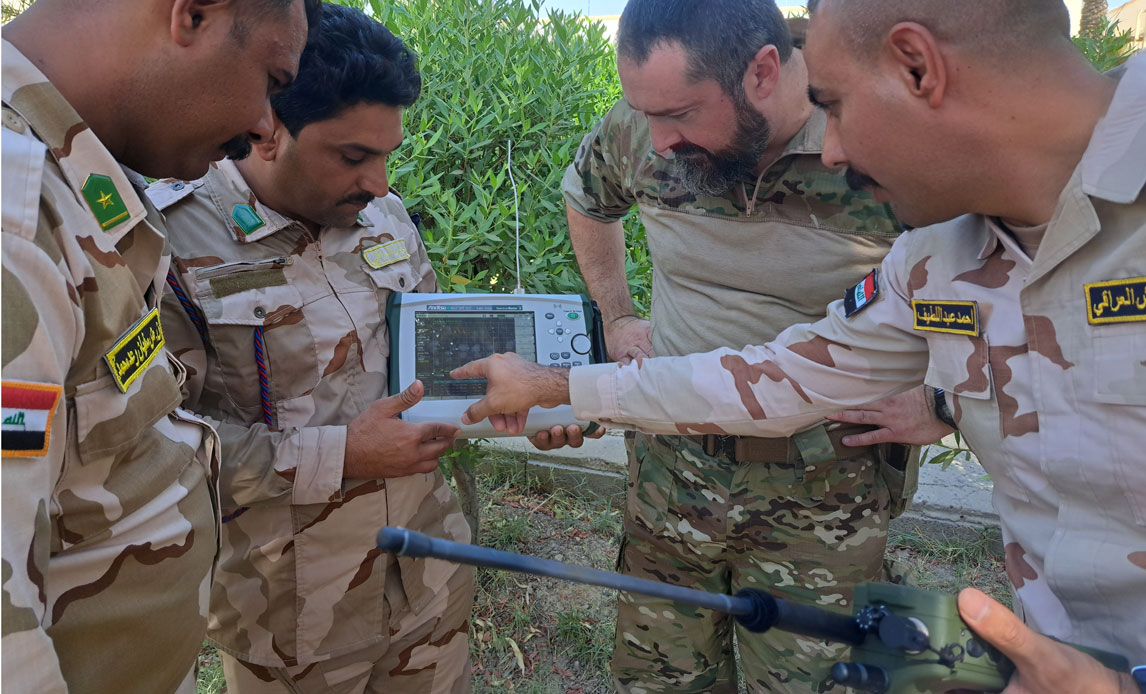 Tre danske instruktører har gennemført undervisning i at vedligeholde og reparere radioudstyr på en militær kommunikationsskole i Irak.