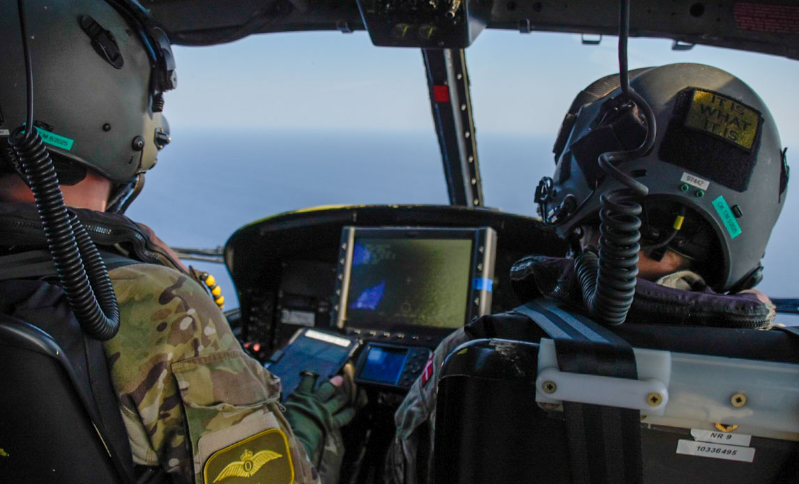 Pilot og obsavatør i helikopter over middelhavet