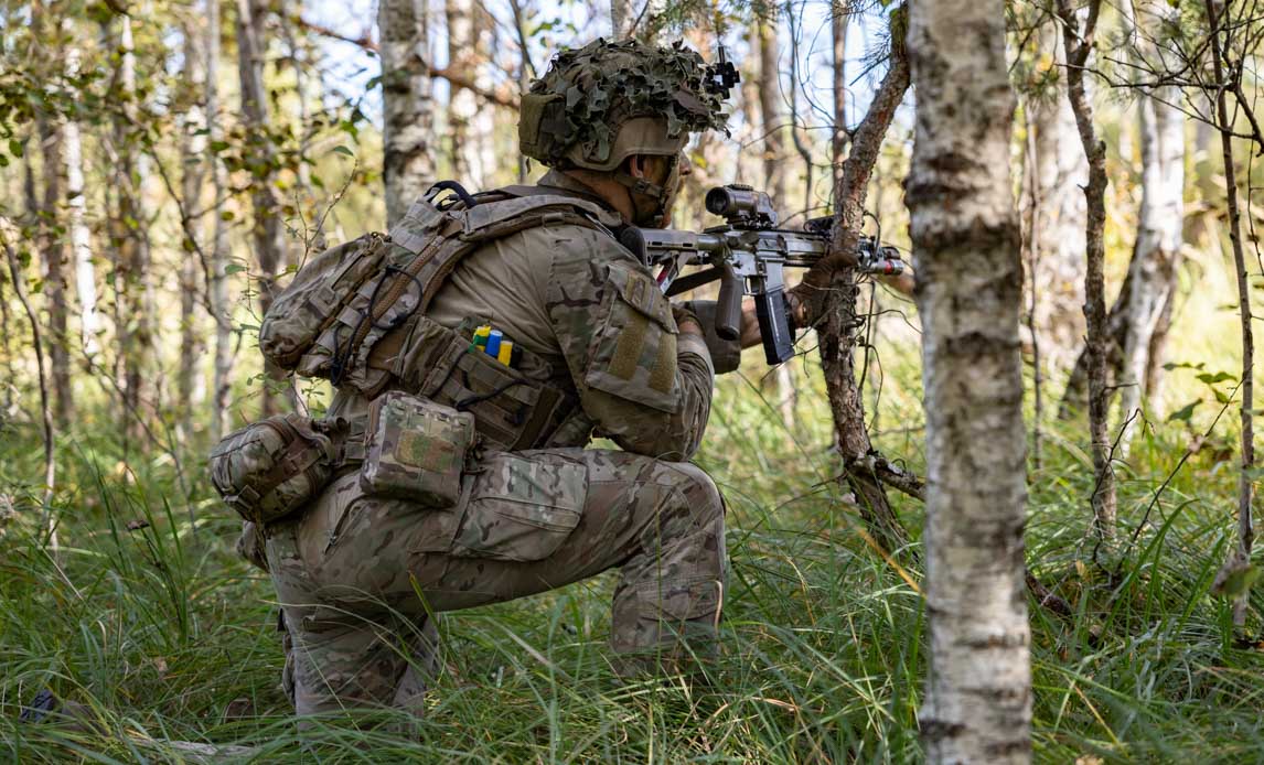 Dansk soldat i en skov i Letland