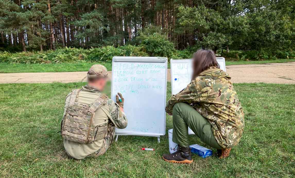 Dansk instruktør i samarbejde med ukrainsk tolk