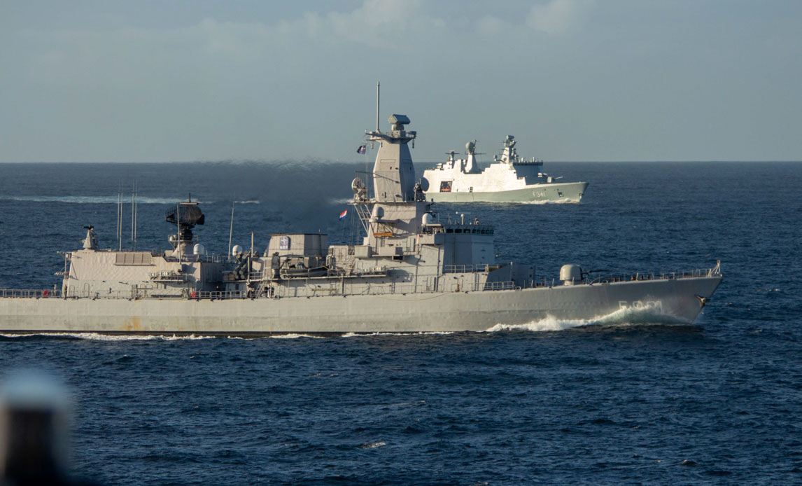 HDMS Absalon i baggrunden, HNLMS Van Amstel i forgrunden.