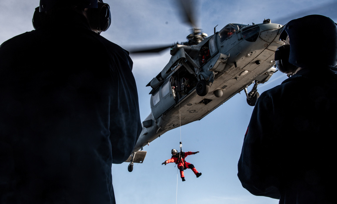 Fregatten D. Francisco de Almeida øver hoist med amerikansk Seahawk helikopter.