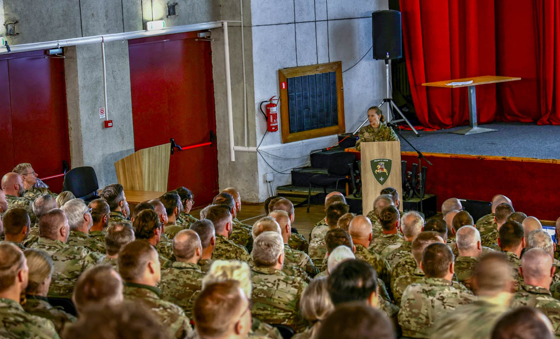 generalmajor Jette Albinus taler forud for øvelsen Namejs.