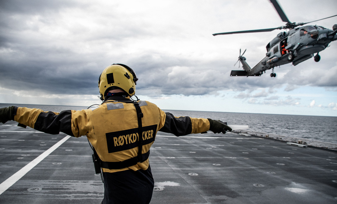 En dansk Seahawk lander på et norsk skib