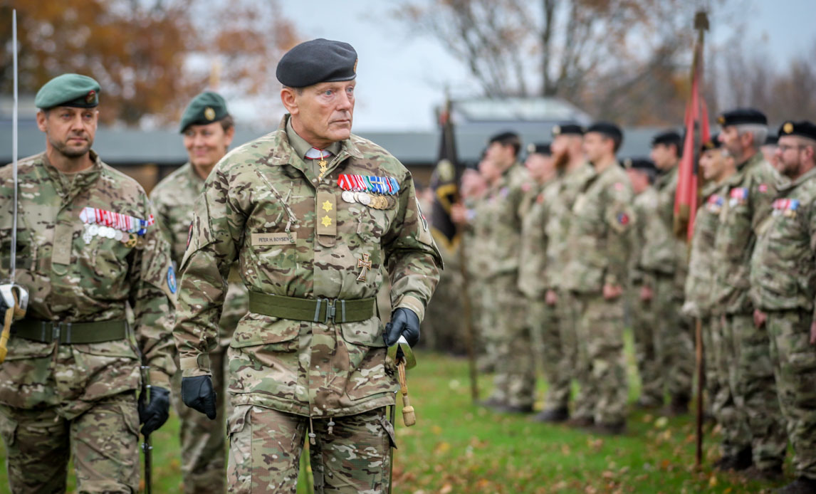 Chef for Hærkommandoen ved overdragelsesparade ved 2. Brigade.