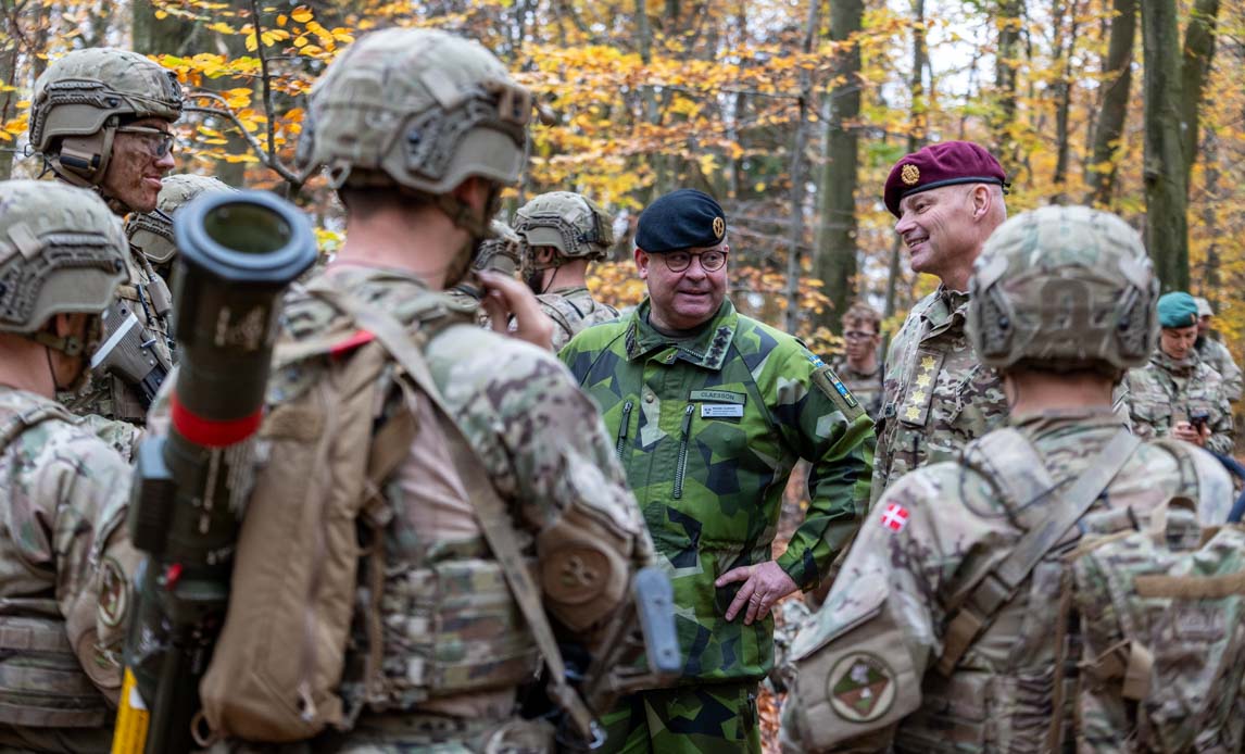 Den danske og svenske forsvarschef i samtale med værnepligtige hos Gardehusarregimentet.