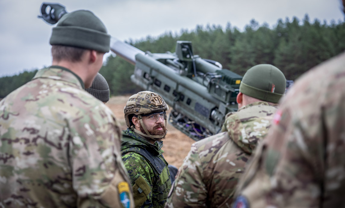 Canadierne fremviser deres M777 Howitzer til danske soldater under skarpskydning.