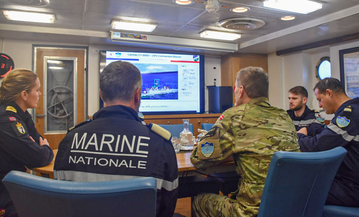 Flotilleadmiral Thomas Stig Rasmussen får en kapacitetsbriefing ombord på den franske korvet Commandante Blaison. Det er vigtigt for admiralen at kende hans enheders muligheder og begrænsninger.