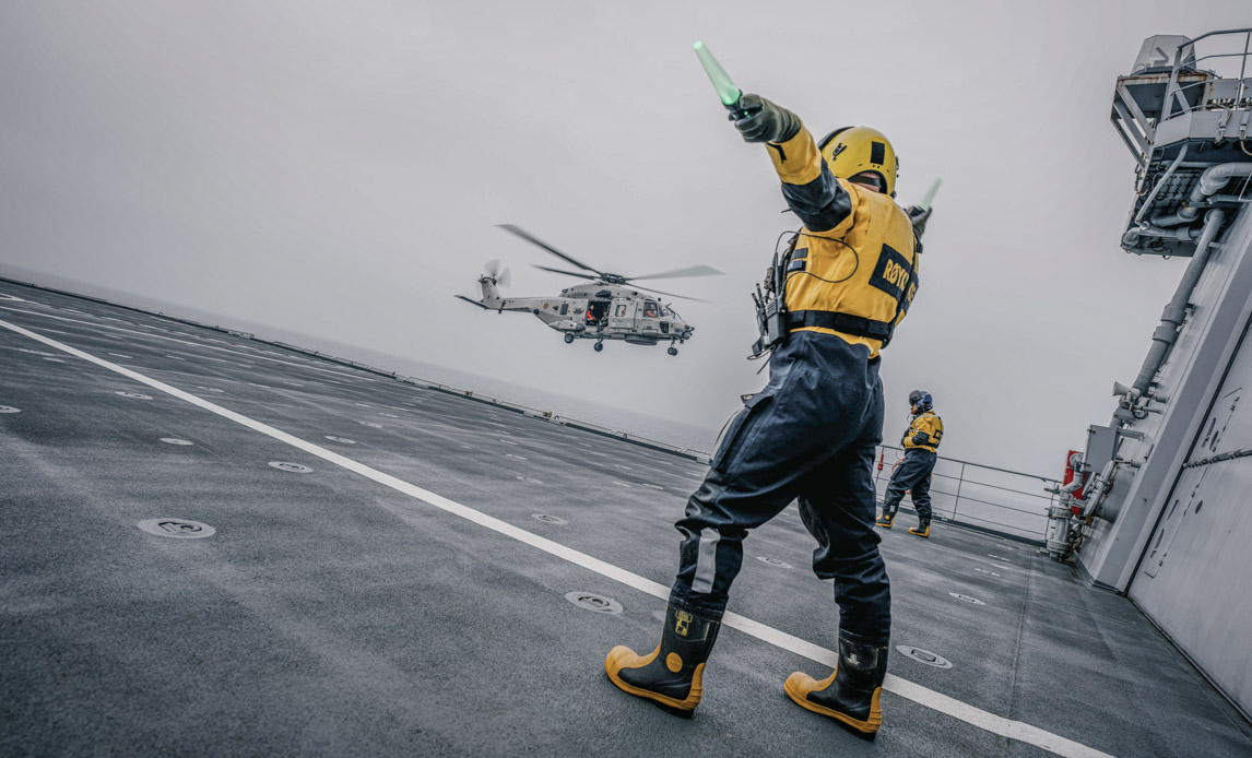 Den Belgiske fregat Louise-Maries helikopter laver "Cross-deck"-øvelser med flagskibet HNoMS Maud.