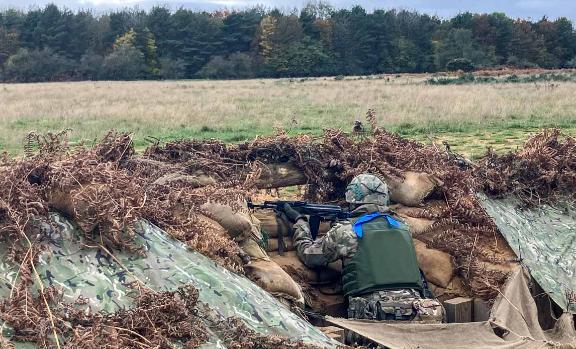 En ukrainsk rekrut træner fra kampstilling under uddannelse i Storbritannien.