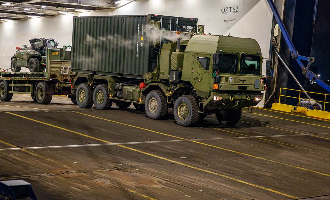 Materiel fra NATO-missionen i Letland losses på havnen i Køge efter endt mission.