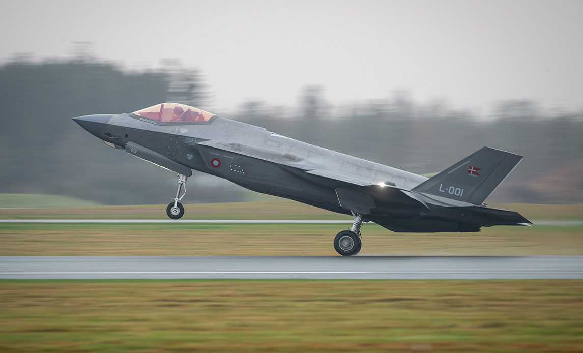 F-35 med halenummeret L-001 ankommer til Danmark som det ottende fly.