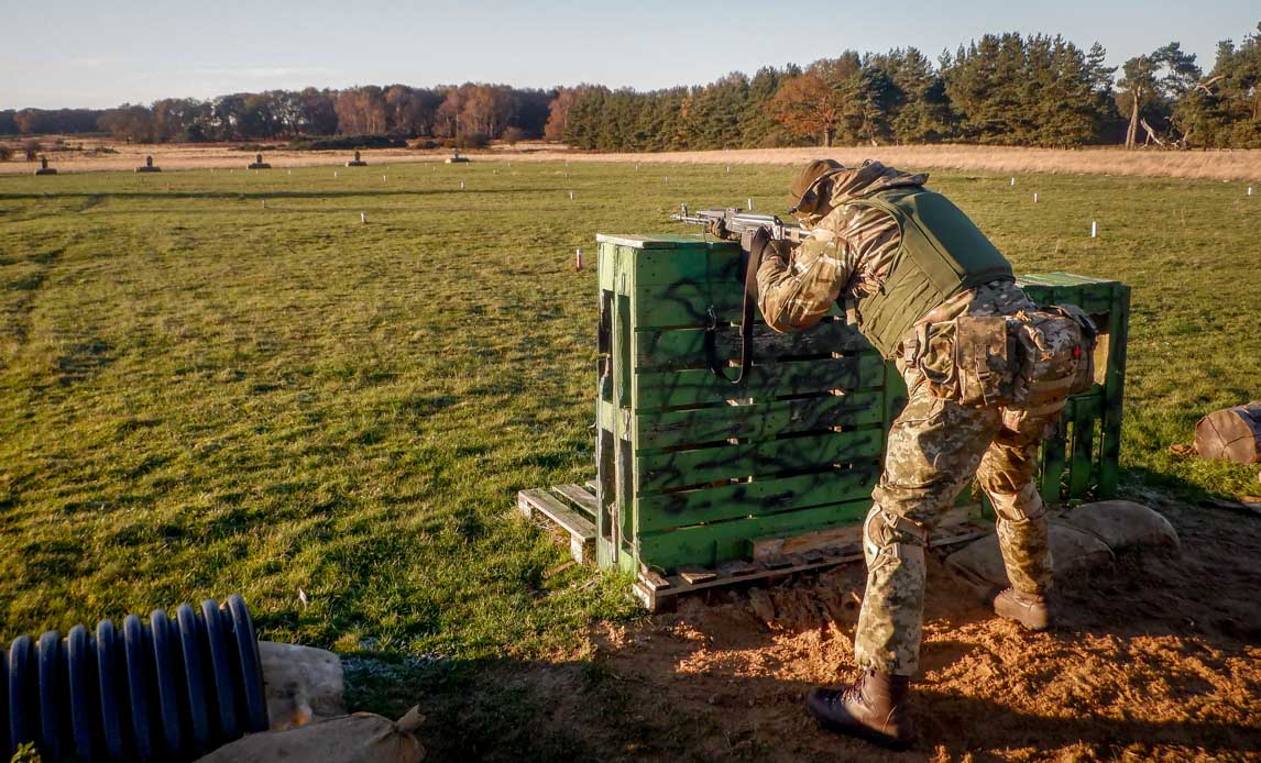 Ukrainsk rekrut på skydebane.