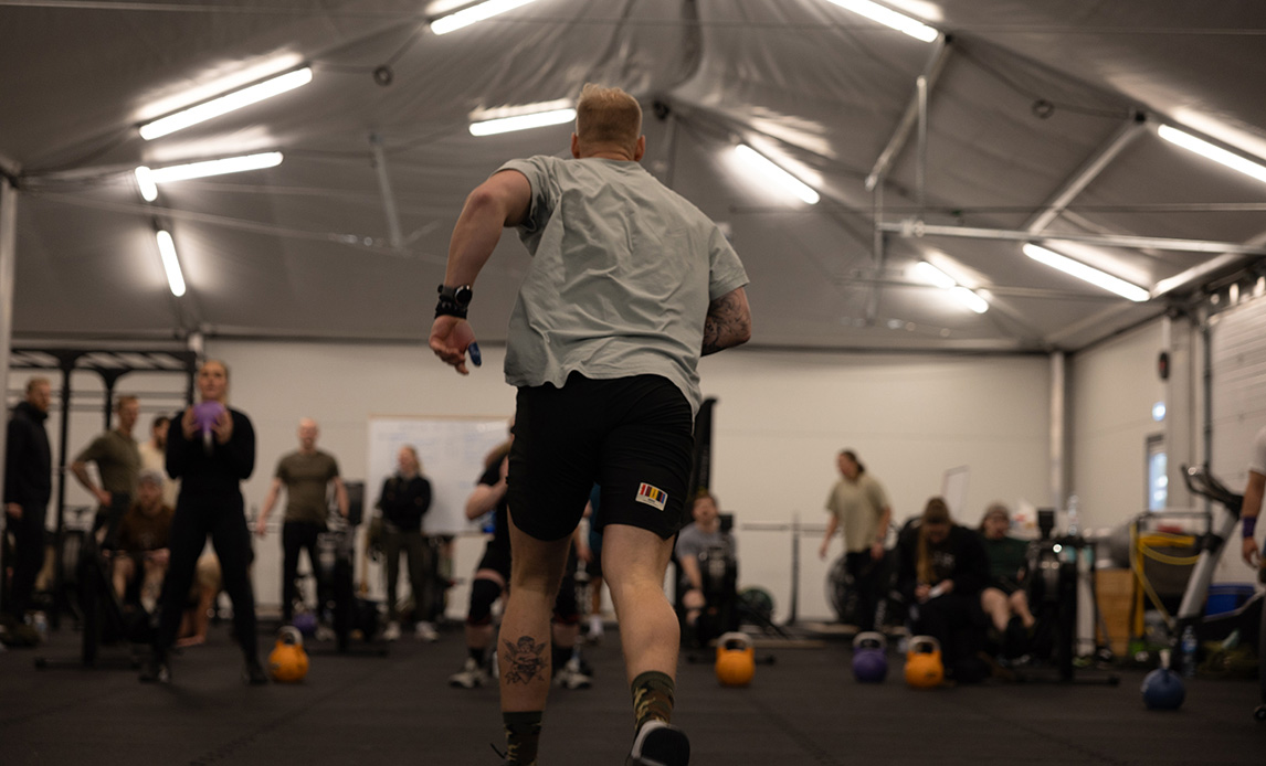 Gym i lejren er flittigt brugt i nedpakningsperioden, hvor der er blevet en smule mere tid til at teste styrken af.