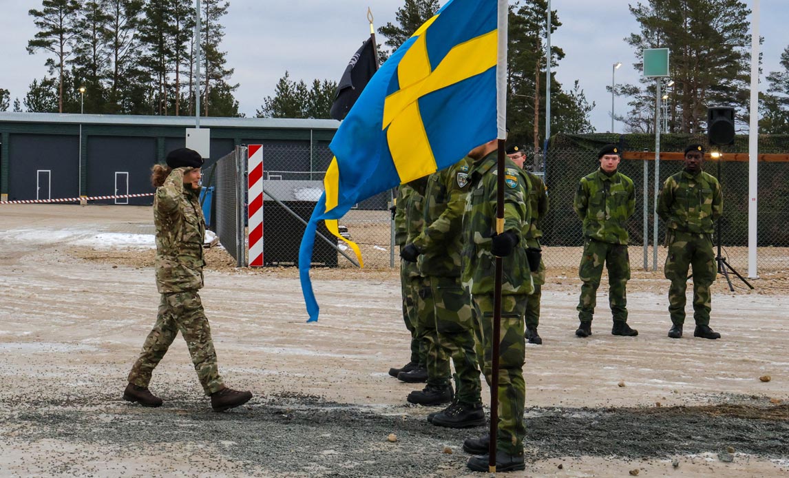 Generalmajor Jette Albinus hilser på den svensk styrke