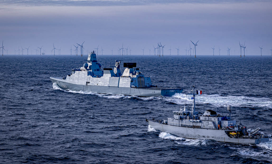 fregatten Niels Juel sammen med den franske minerydder Croix du Sud.