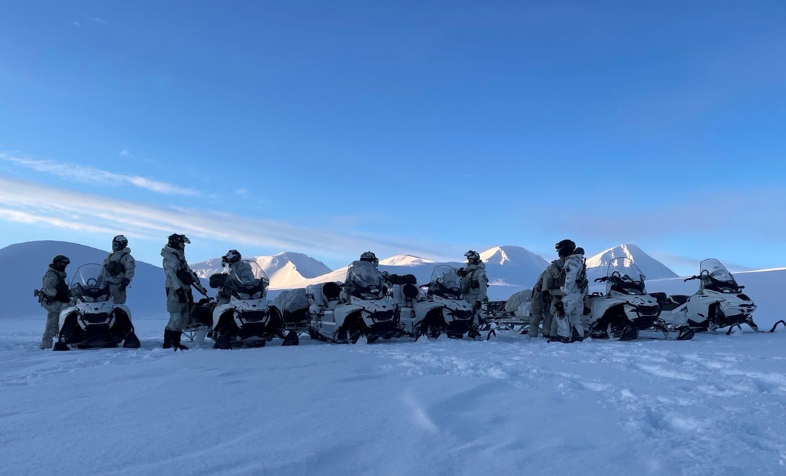 Jægerkorpset på øvelse i Nordskandinavie - fremrykning på snescooter