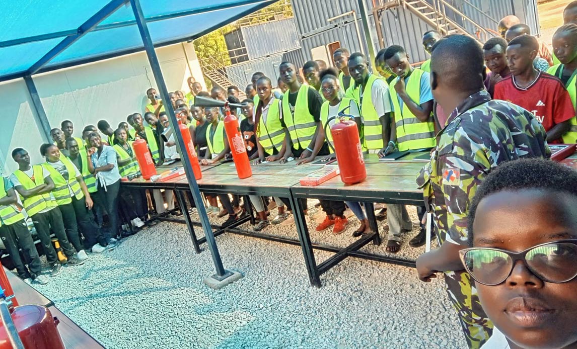 Kursus i brandbekæmpelse for lokale på den brandskole, Danmark har doneret til Kenya  Navy.