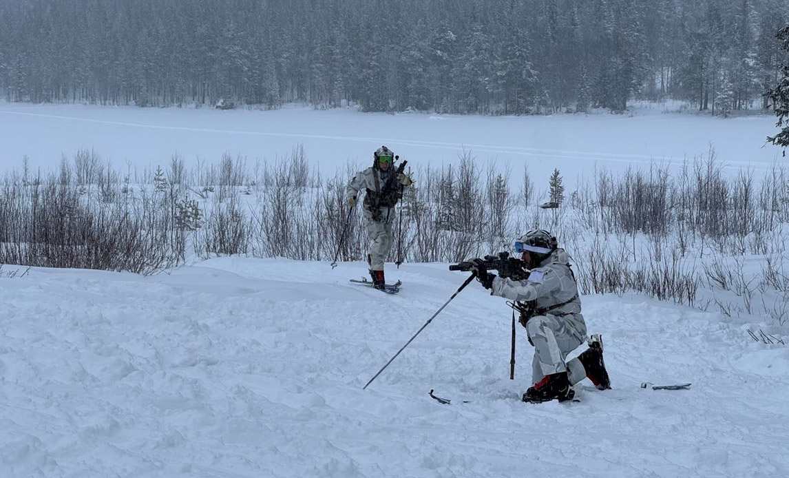 Jægerkorpset på øvelse i Nordskandinavien, skarpskydning med ild og bevægelse