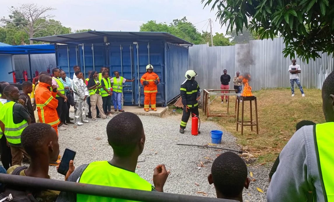 Kursus i brandbekæmpelse for lokale på den brandskole, Danmark har doneret til Kenya  Navy.