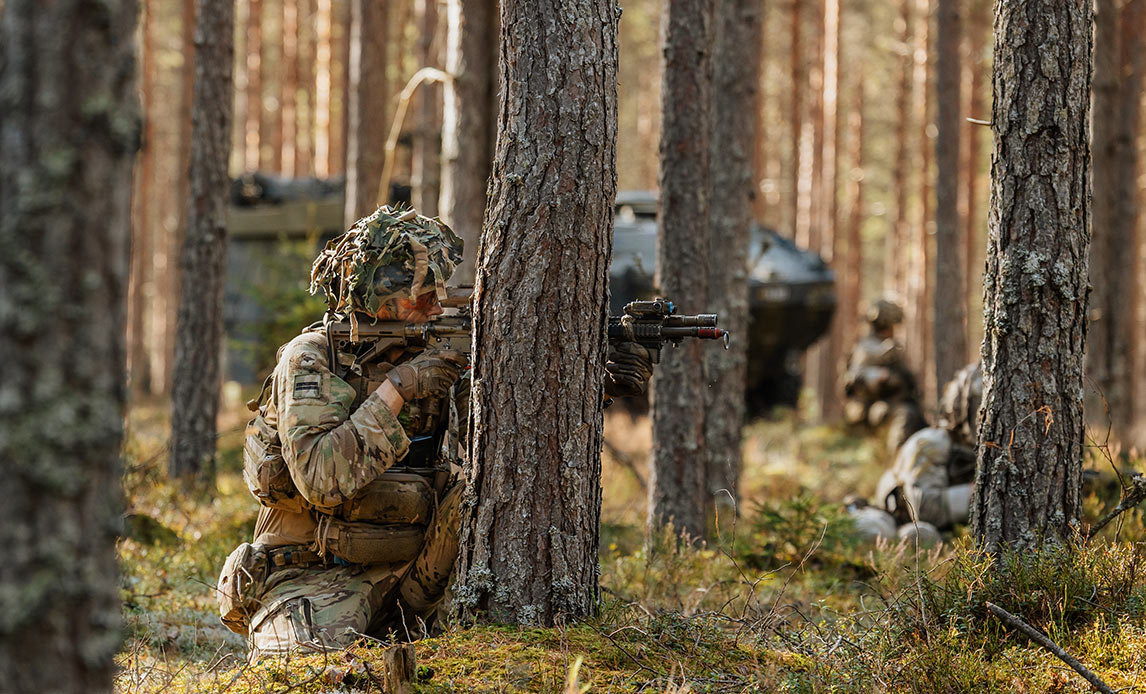 Infanterister og en pansret mandskabsvogn indsat på øvelse.