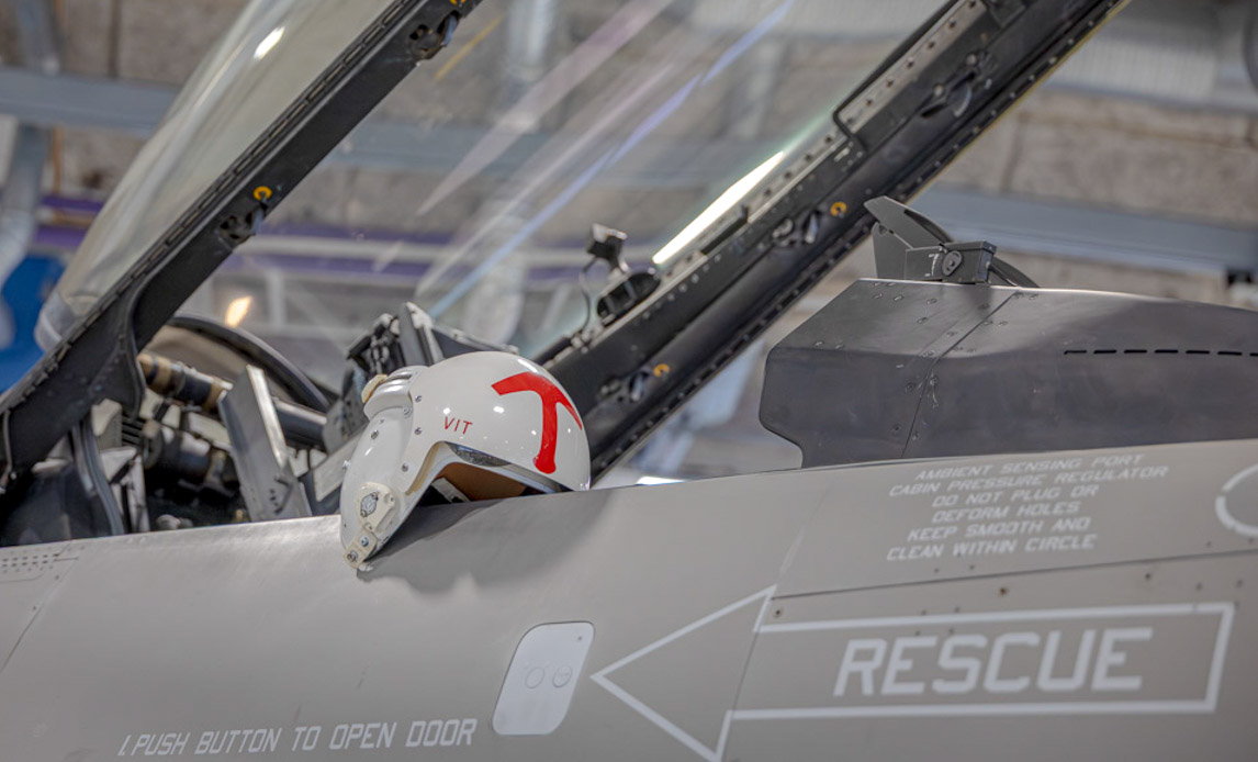 En hjelm på et F16 kampfly