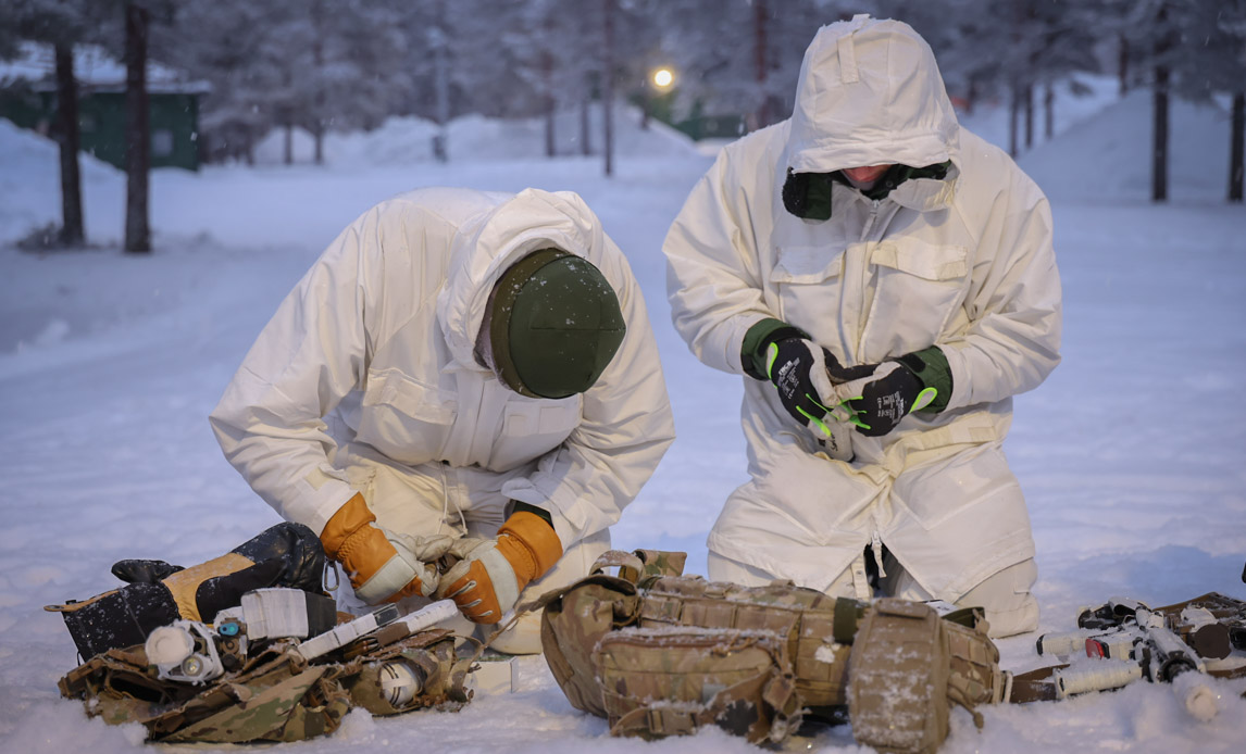 Magasinladning med handsker på