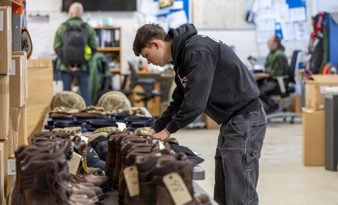 Værnepligtig ser på nye støvler