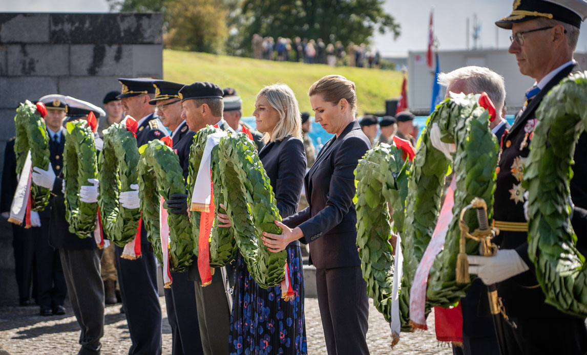 Ministre med flere lægger kranse på Kastellet i København på flagdagen i 2020