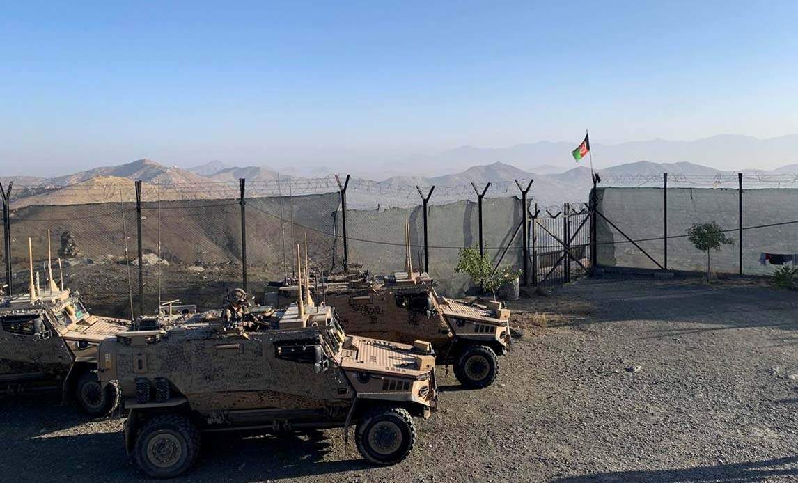 Britiske pansrede køretøjer (Foxhounds) på toppen af et af bjergene omkring Kabul.