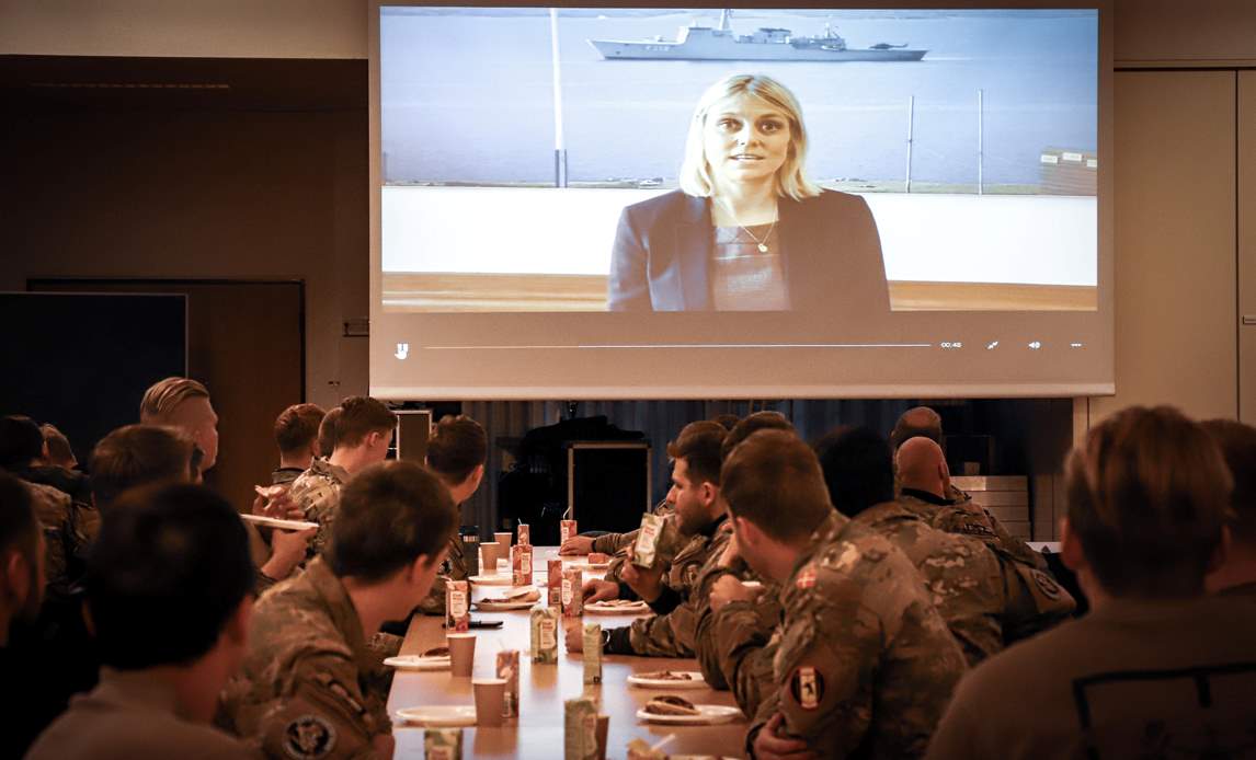 Forsvarsministeren kommer med en videohilsen til soldaterne, der skal udsendes til Irak. Foto: Maja Wistesen / Forsvaret