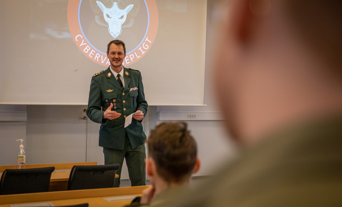 Første hold cyberværnepligtige er færdig uddannet i november 2020. Her siger Oberst Graven, der er chef for Føringsstøtteregimentet tak til cybersoldaterne.