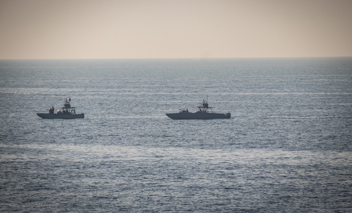 På vej gennem Hormuz-strædet er mødet med patruljebåde fra den iranske Revolutionsgardes flåde ren rutine.