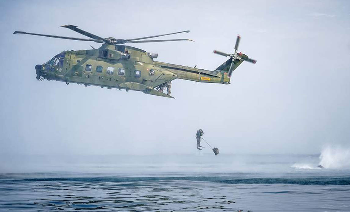 Kampsvømmer indsættes fra EH-101 helikopter