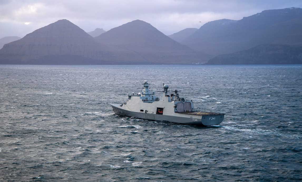 Fregatten Absalon har netop været indsat i Nordatlanten omkring Færøerne. Skibet og de andre danske fregatter har sensorer og radarer med længere rækkevidde, end de inspektionsskibe, som normalt patruljerer i området. Det betyder, at man kan “se” længere og opdage flere skibe og fly.