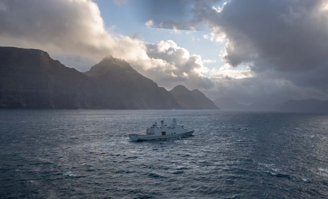 Fregatten Absalon har netop været indsat i Nordatlanten omkring Færøerne. Skibet og de andre danske fregatter har sensorer og radarer med længere rækkevidde, end de inspektionsskibe, som normalt patruljerer i området. Det betyder, at man kan “se” længere og opdage flere skibe og fly.