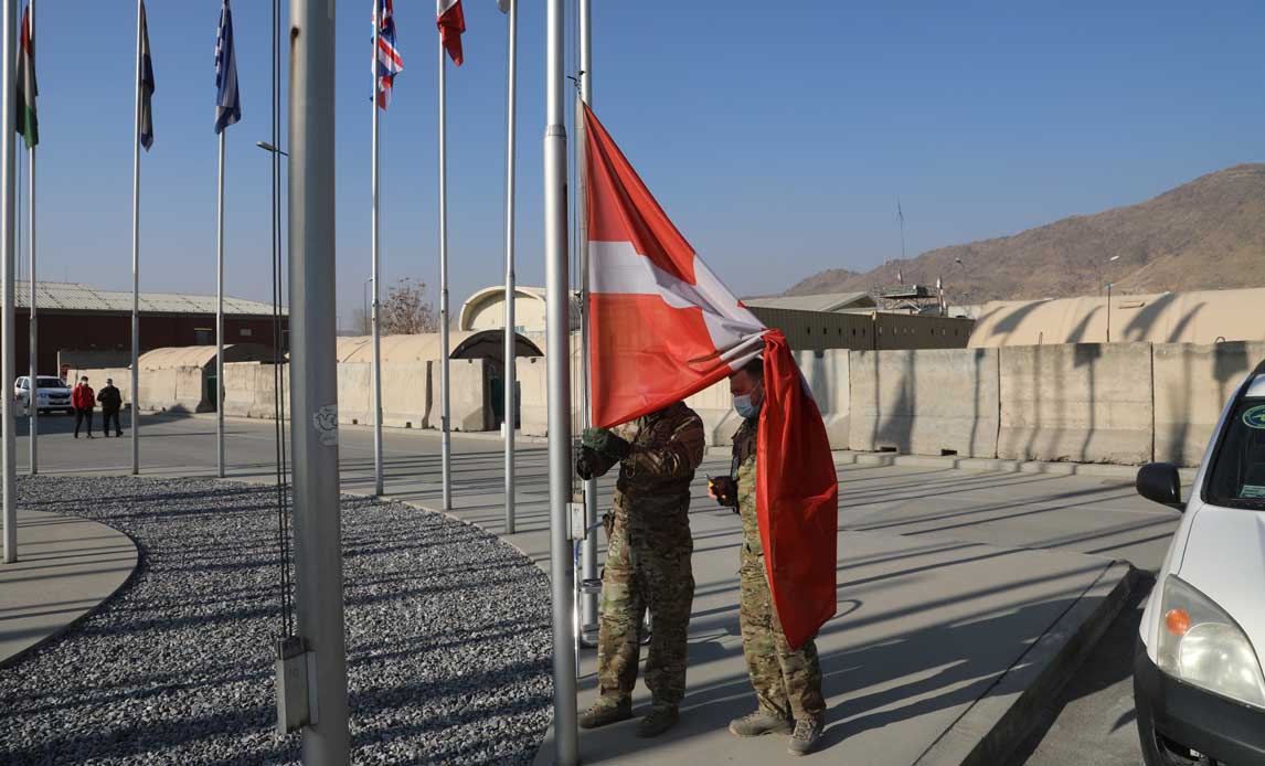 Dannebrog skulle skiftes på Hamid Karzai International Airport North (HKIA N) flagstang, da flaget efter et par måneder var blevet misfarvet af smoggen fra Kabul.