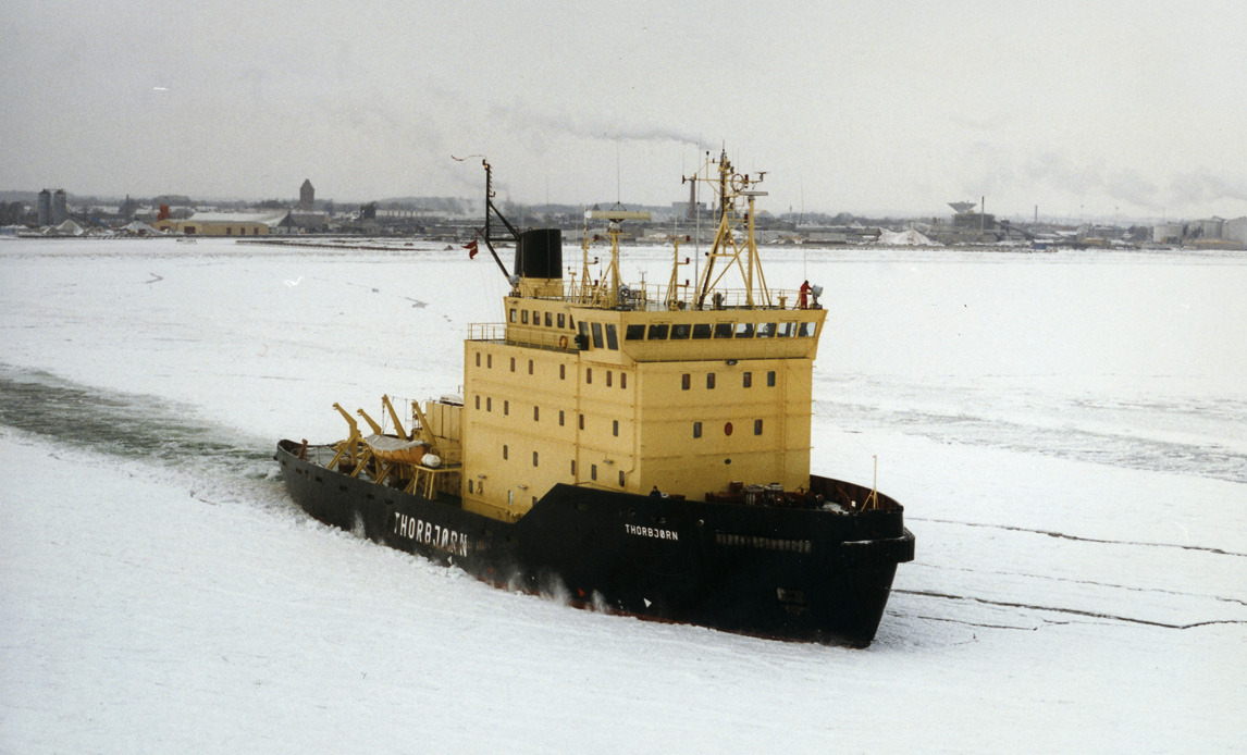 Forsvaret havde tidligere isbrydere på vagt til at bryde is, men i 2012 blev Søværnets isbrydertjeneste nedlagt. Siden har det været skibsfartens eget ansvar at skaffe isbrydningsassistance. Her ses isbryderen Thorbjørn bryde is i 1996.