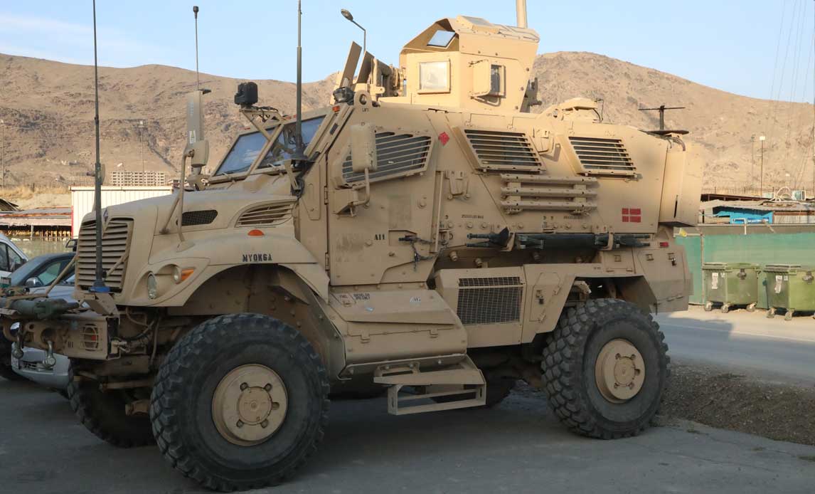 Sikrings- og eskortesoldater på besøg på Hamid Karzai International Airport North med deres mine-beskyttede køretøjer (Mine Resistant Ambush Protected vehicle (MRAP)).