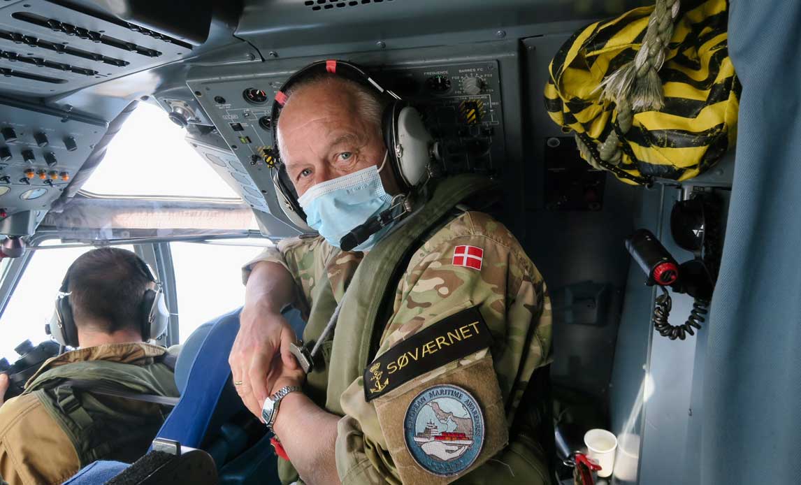 For nylig var Operation AGENORs chef, flotilleadmiral Carsten Fjord-Larsen, (i midten) med på en flyvning over Hormusstrædet. Foto: EMASOH