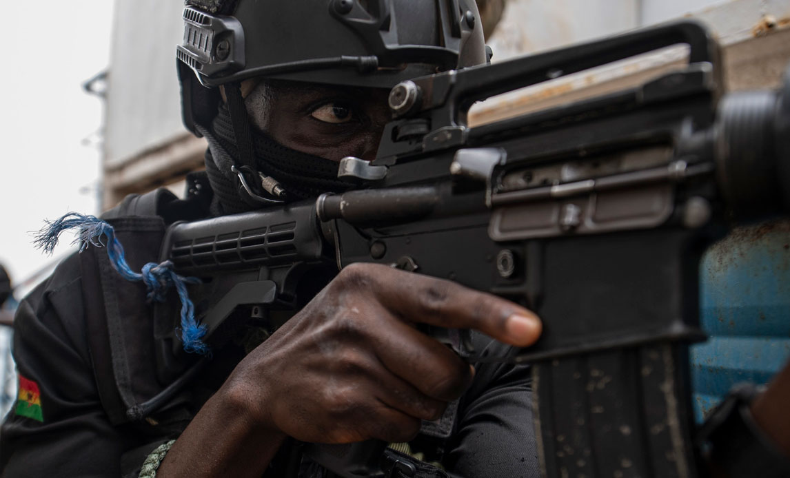 Soldat fra Ghana sikrer