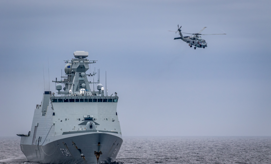 Fregatten Absalon med Seahawk-helikopter under øvelse med SNMG1-styrken.