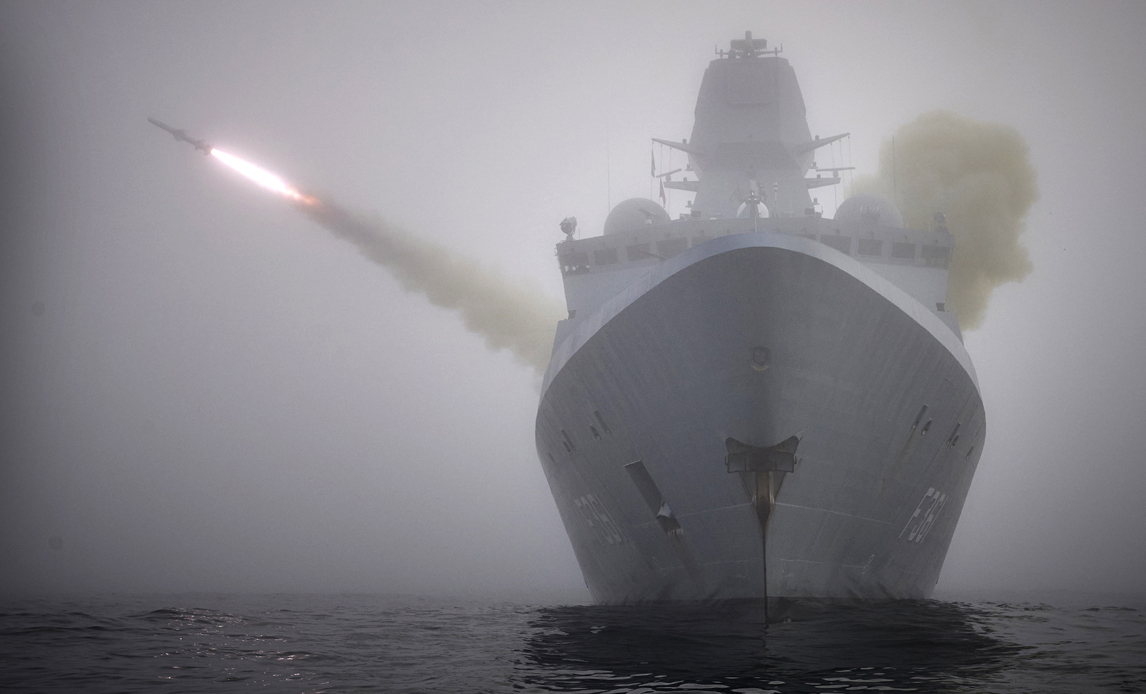 Fregatten Iver Huitfledt affyrer Harpoonmissil på øvelse i 2021.