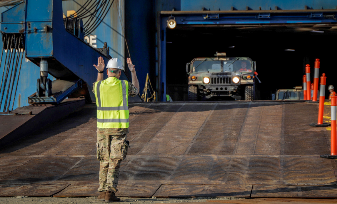 Amerikansk militærkøretøj ankommer til havnen i Esbjerg.