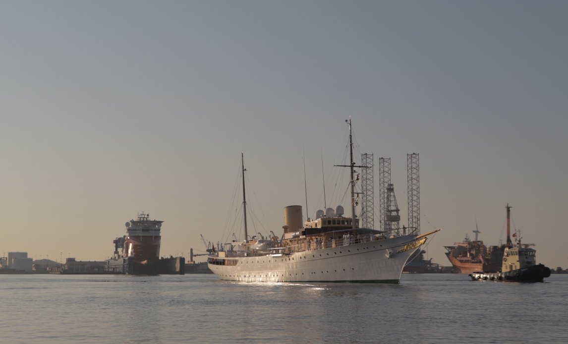 Kongeskibet Dannebrog ud for Flådestation Frederikshavn.