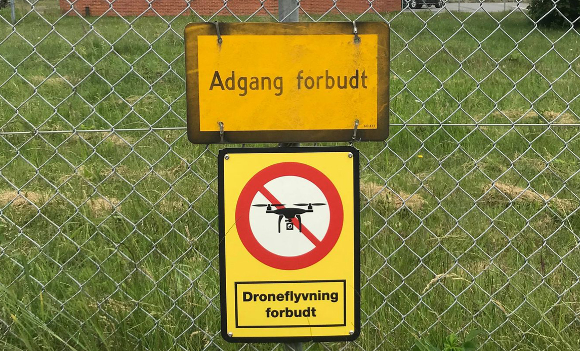 Skilt, der viser, at droneflyvning på og omkring Flyvestation Karup i Midtjylland er forbudt.