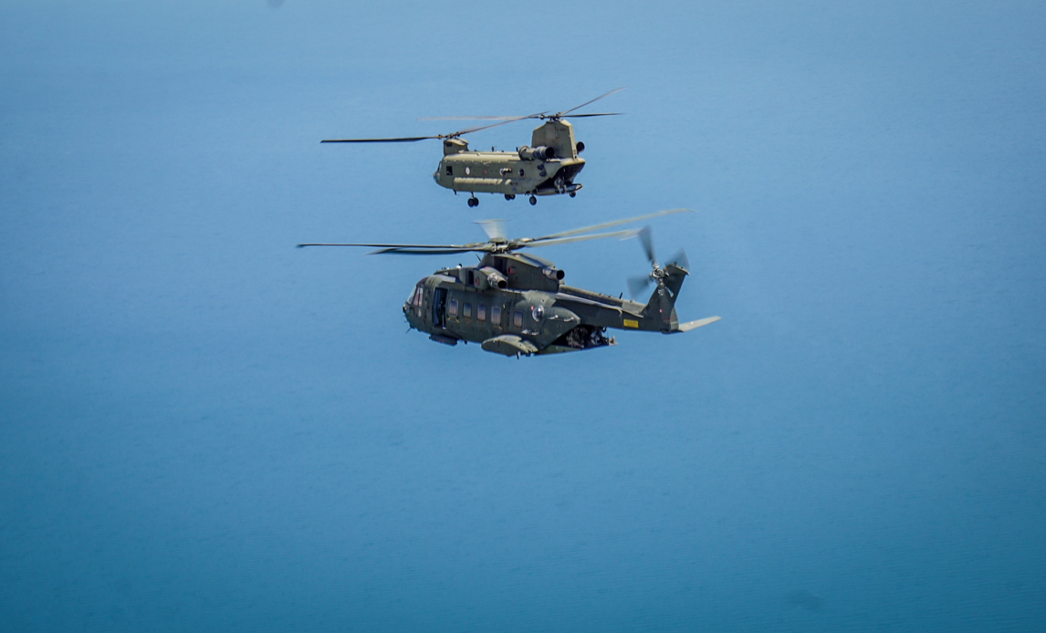 På billederne ses Therthar Lake med dansk EH101 og amerikansk CH-47 i formation.