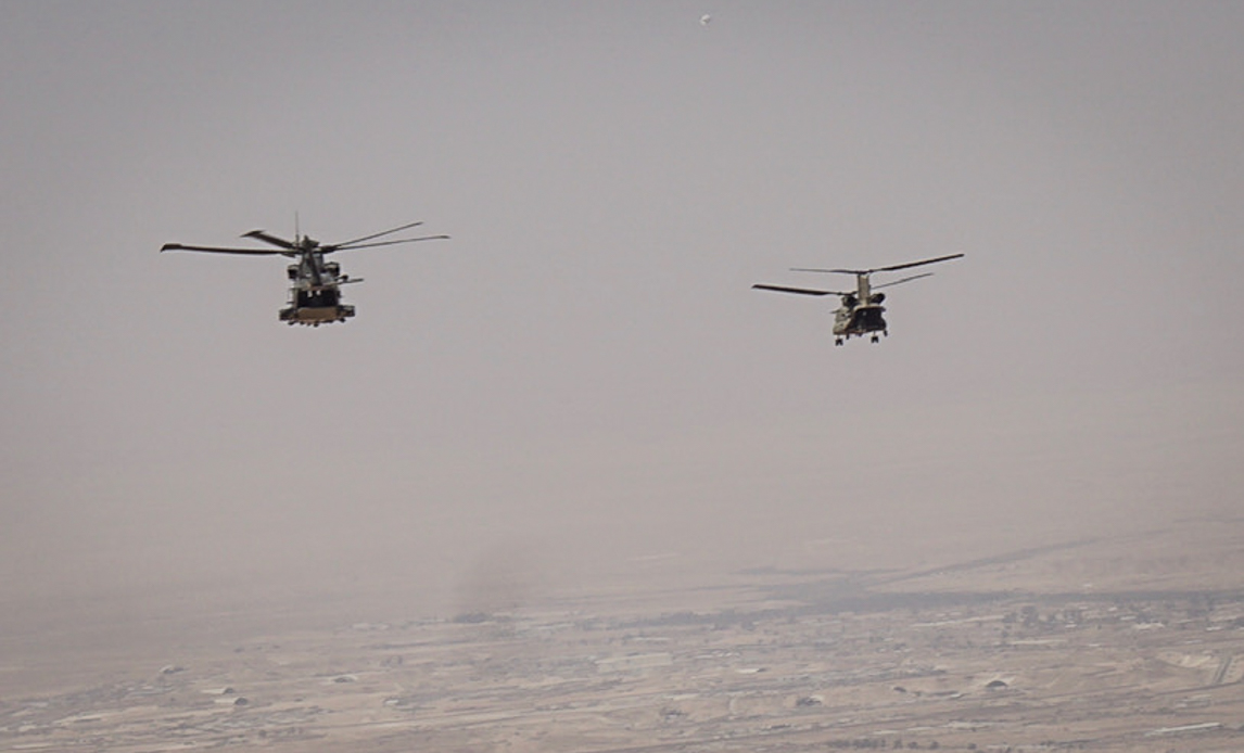 På billederne ses Therthar Lake med dansk EH101 og amerikansk CH-47 i formation.