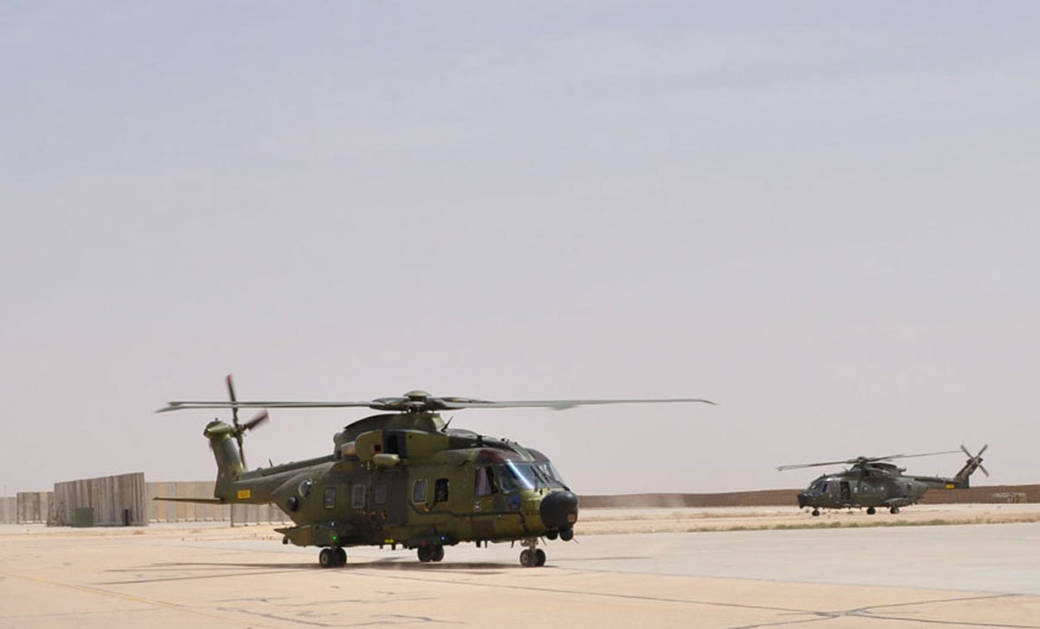 De to transporthelikoptere ankommer til Al Asad luftbasen.