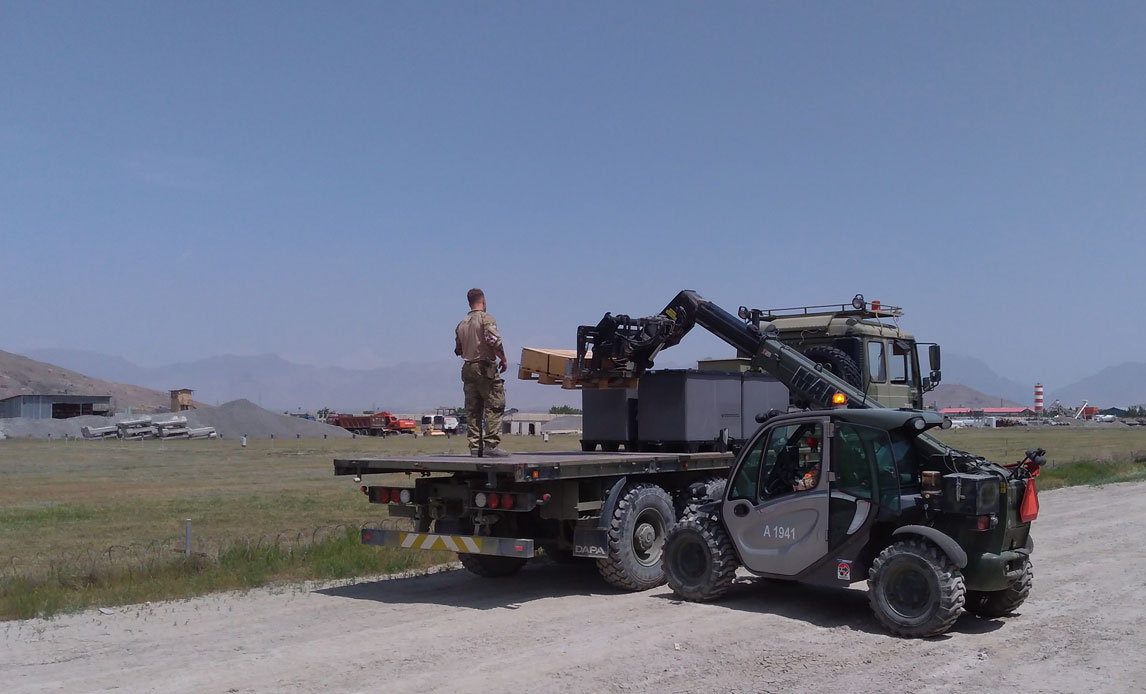 Pakning af feltrationer til New Kabul Compound soldaterne til når deres kantinefacilitet lukker på et tidspunkt.